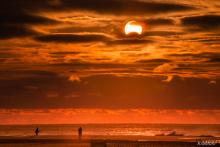 �Amanecer con nubes cubren eclipse solar en Jones Beach, Long Island NY� por Kenneth con una Nikon D600 + 28-300mm f/3.5-5.6