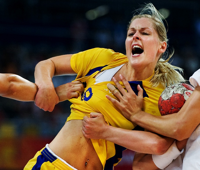 Teresa Utkovic de Suecia  siendo contundentemente agarrada por las jugadoras Chinas durante el partido de balonmano celebrado entre Suecia y China el 21 de Agosto de 2008 durante el transcurso de los Juegos Ol�mpicos. Nikon D3 con �ptica AF-S Nikkor VR 70