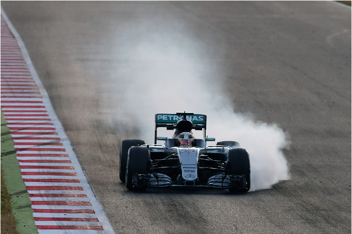 Lewis Hamilton (REINO UNIDO) Mercedes-Benz F1 W07 H�brido bloquea los frenos durante el entrenamiento de F�rmula 1. (Segundo d�a), Barcelona, Espa�a, martes 1 Marzo de 2016. Nikon D5 + NIKKOR 500mm f/4.0, disparo @ f/7.1 | 1/1000s | 500mm | ISO 800. Cr�di