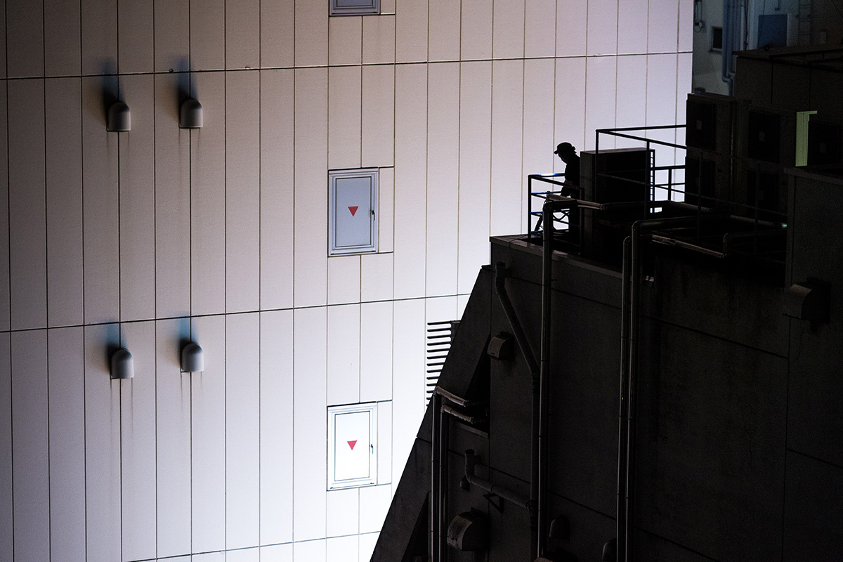 Diseccionando el caos de Tokio | Rooftop Workman | Nikon D5, AF-S NIKKOR 24-120mm f/4G ED VR | �Lukasz Palka