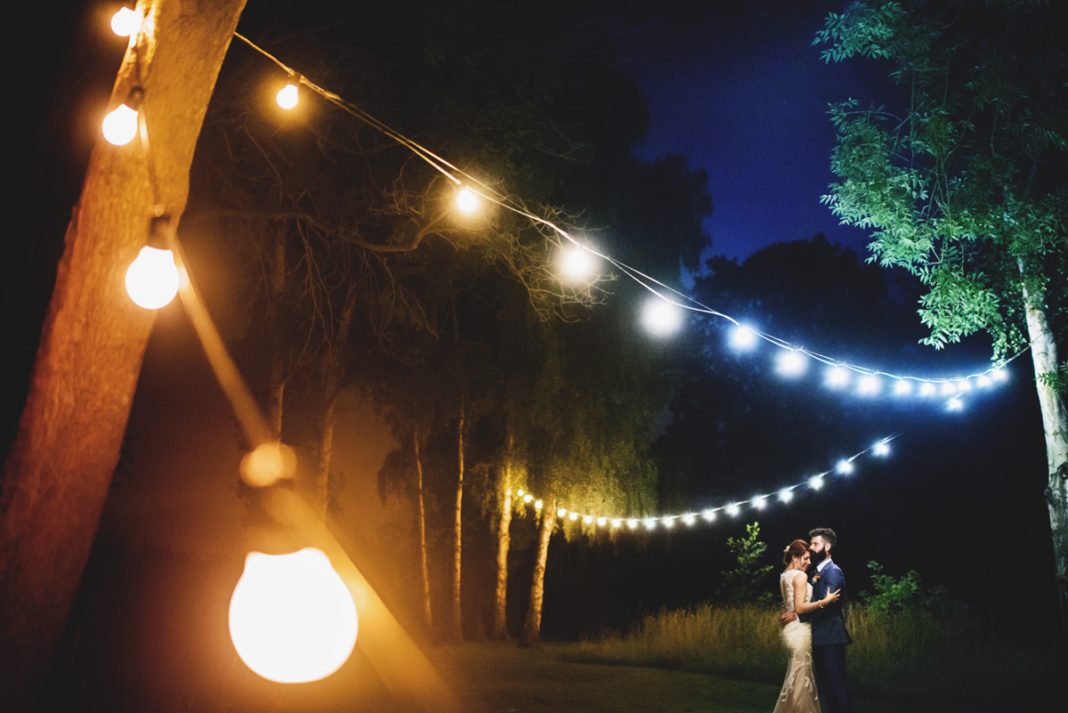 �ltimo baile en privado al final de una boda incre�ble, esta toma muestra el fant�stico sensor de la D750 , AF-S NIKKOR 35 mm f / 1.4G, ISO 12800, 1/80 seg @ f / 1.4|� Ross Harvey