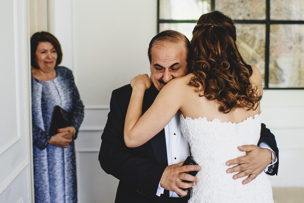 El padre y la madre de la novia la ven por primera vez antes de la ceremonia. D750, AF-S NIKKOR 35 mm f / 1.4G, ISO 1000, 1/250 seg f / 2 |� Ross Harvey